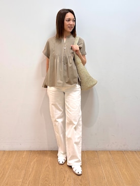 「INDIVI（インディヴィ）の【撥水／UVケア／SETUP可能】軽量タックスキッパーブラウス（シャツ/ブラウス、ベージュ系）」を使った、mikkoさん（レディース・159cm）の夏コーディネート