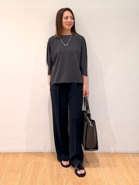 「INDIVI（インディヴィ）の【接触冷感／透湿／着る日傘】ドルマントップス（シャツ/ブラウス、グレー系）」を使った、mikkoさん（レディース・159cm）の夏コーディネート