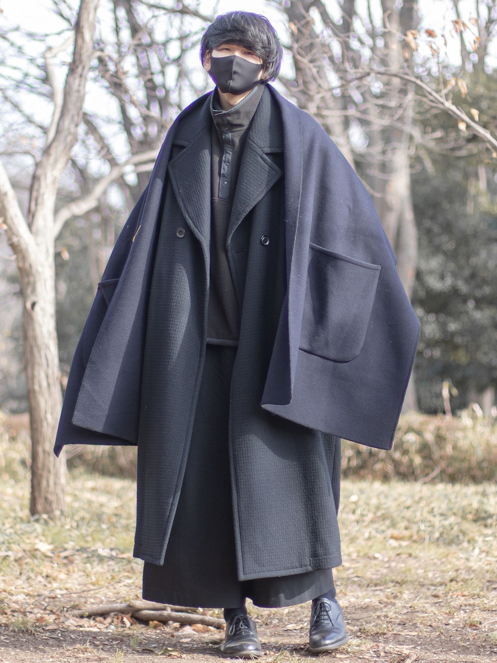 「冬コーデ、モノトーン、オールブラック、おしゃれさんと繋がりたい、黒、モノトーンコーデ、ロングコート、モード」｜「SHAREEFのアイテム（チェスターコート、ブラック系）」を使った、しゅたさん（メンズ・181cm）の冬コーディネートの1枚目の写真