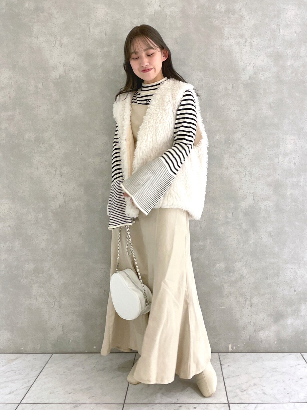 「初秋コーデ、大人女子、秋服、ロングスカート、低身長女子、骨格ウェーブ、キャミワンピ、ファーベスト、ボーダー、ボーダートップス、淡色コーデ、ワンピース」｜「w closetの【2WAY】ハート型バッグ（ショルダーバッグ、ホワイト系）」を使った、kanonさん（レディース・152cm）の秋コーディネートの1枚目の写真