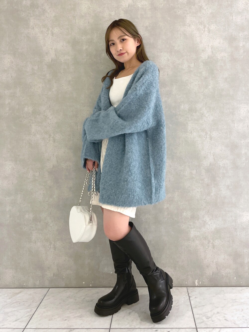 「大人女子、初秋コーデ、秋服、パンツスタイル、カーディガン、低身長女子、骨格ウェーブ、ゆるコーデ、ブーツ、ガーリーコーデ、ガーリー、ブルベ夏、ショートパンツ」｜「w closetの【2WAY】ハート型バッグ（ショルダーバッグ、ホワイト系）」を使った、kanonさん（レディース・152cm）の秋コーディネートの1枚目の写真