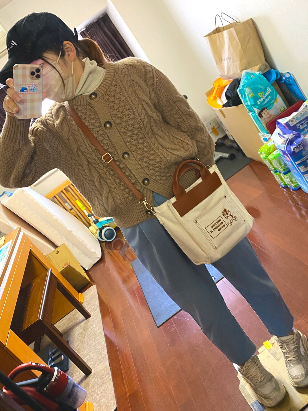 「カーディガン、春コーデ、ダッドスニーカー、アコモデ」｜「earth music&ecologyの美人シルエット涼感パンツ（テーパード）＊（その他パンツ、ブルー系）」を使った、yurisansunさん（レディース・153cm）の春コーディネートの1枚目の写真