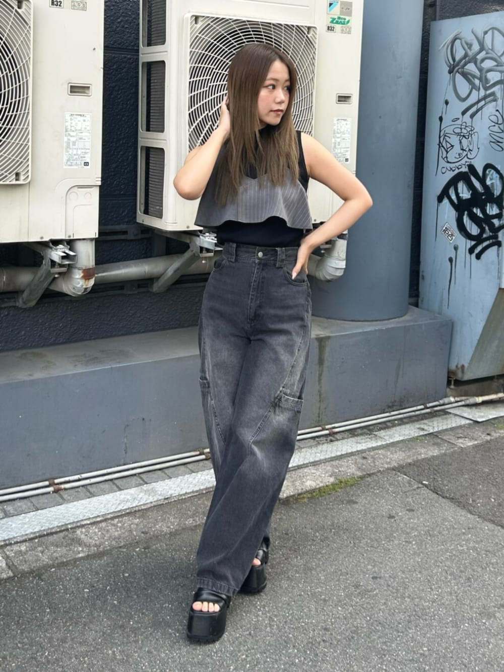 ブラック系のブーツ、ブラック系のタンクトップ、ブラック系のデニムパンツを着用したレディースの夏コーディネートの1枚目の写真