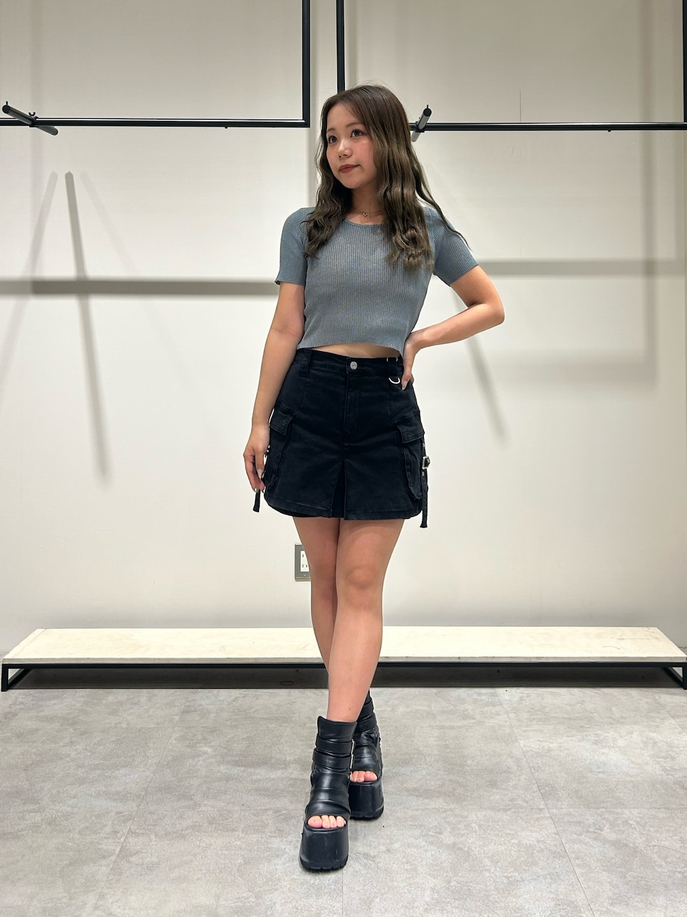 ブルー系のニット/セーター、ブラック系のその他パンツ、ブラック系のブーツを着用したレディースの夏コーディネートの1枚目の写真