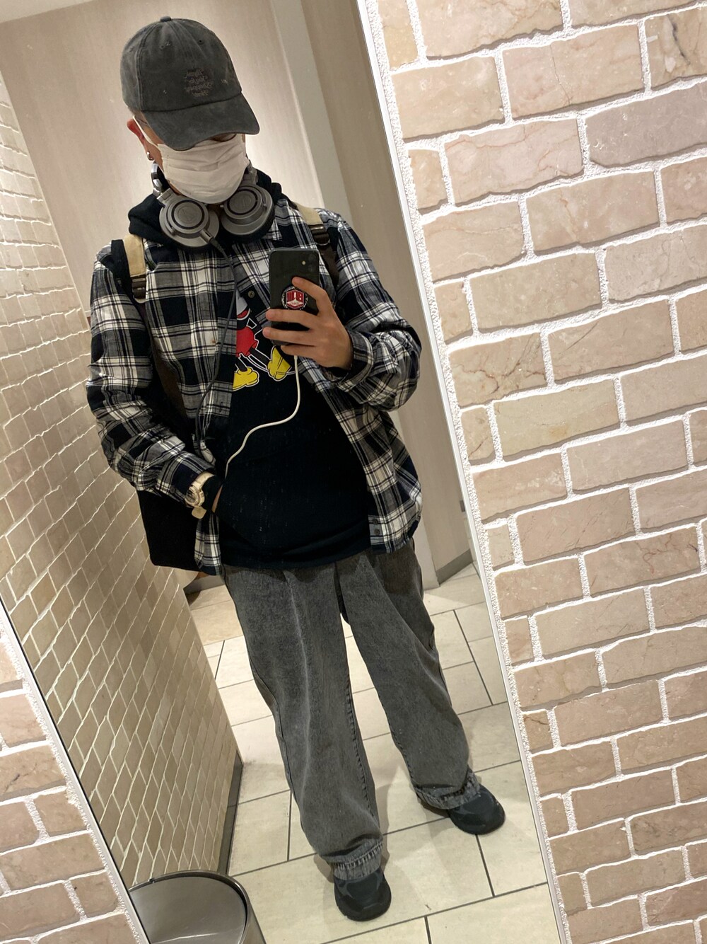 グレー系のデニムパンツ、ブラック系のシャツ/ブラウス、ブラック系のパーカーを着用したメンズの春コーディネートの1枚目の写真