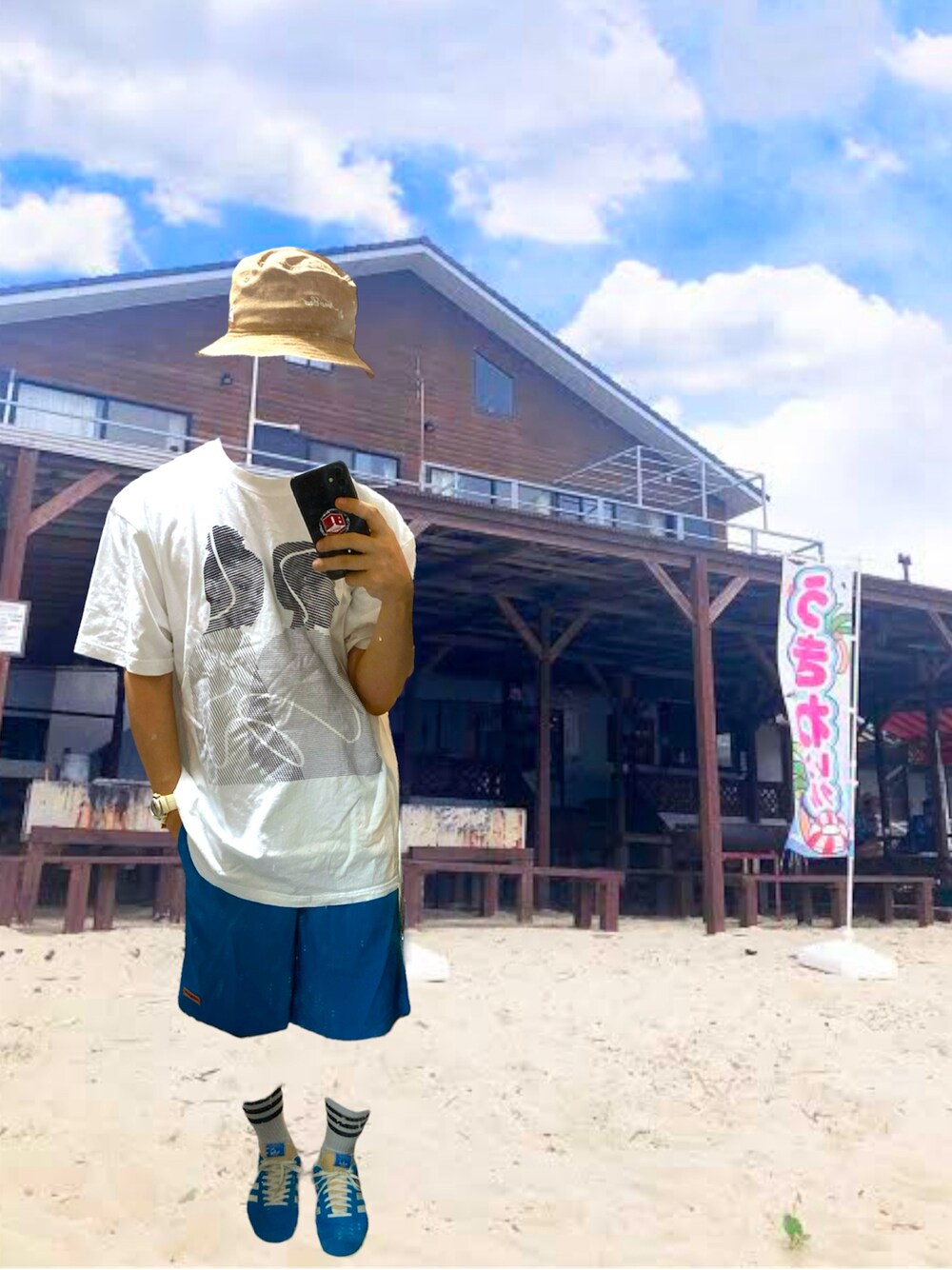 ブルー系のスニーカー、ブルー系のその他パンツ、ホワイト系のTシャツ/カットソーを着用したメンズの春コーディネートの1枚目の写真