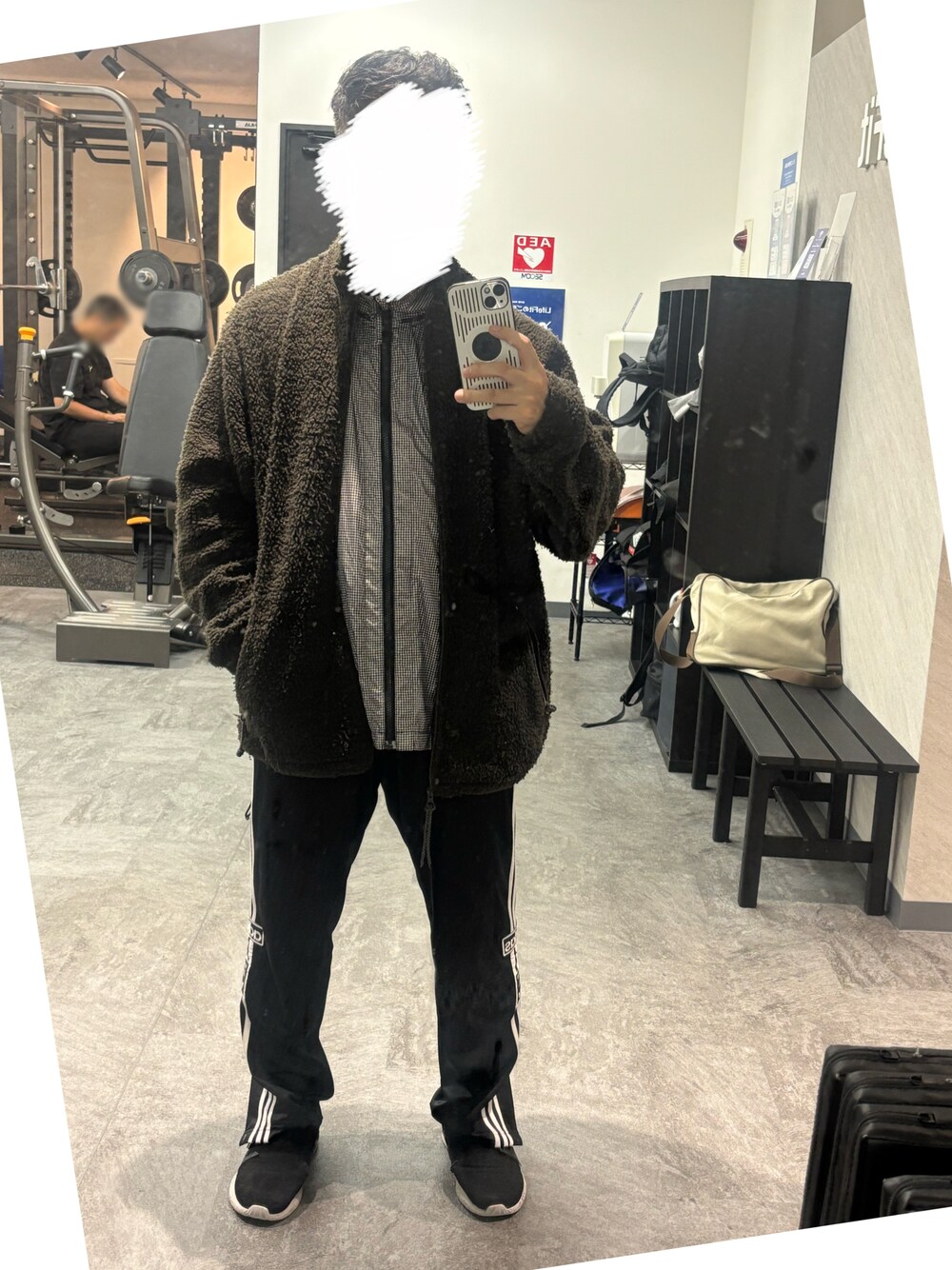 その他のその他トップス、グレー系のその他アウター、ブラック系のその他パンツを着用したメンズの秋コーディネートの1枚目の写真