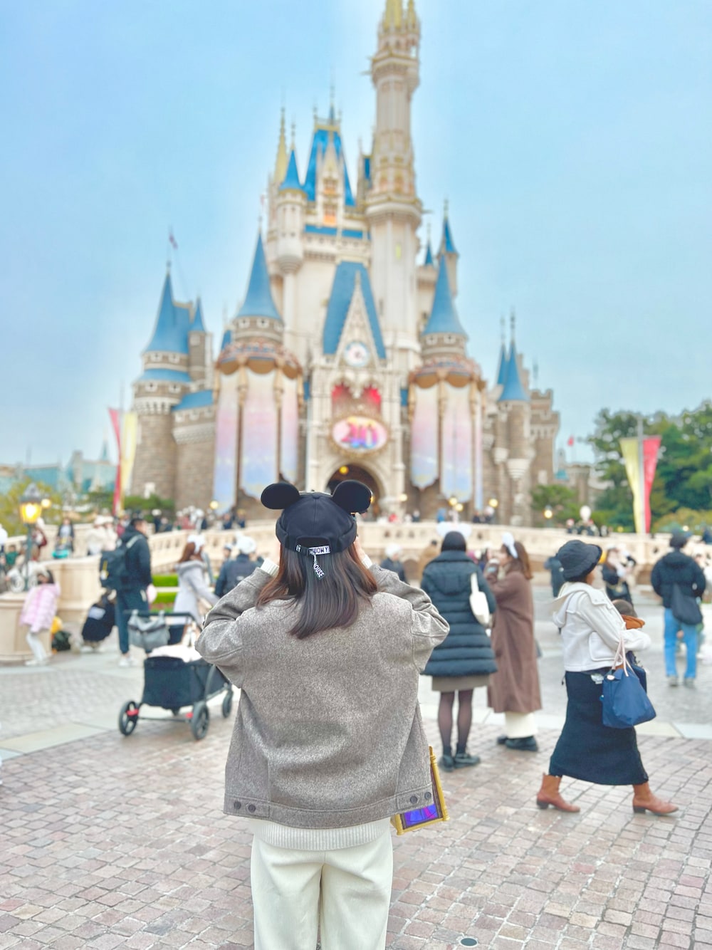 「冬ディズニー、ディズニーコーデ、ディズニーランド、ホワイト、コーデュロイパンツ、ワイドパンツ、ニット、ミッキー、キャップ、カジュアルコーデ、淡色コーデ、シンプル、プチプラ、ブルゾン、オトナカジュアル」｜「GUのアイテム（ブルゾン、ブラウン系）」を使った、振られた暇人さん（レディース・159cm）の冬コーディネートの1枚目の写真