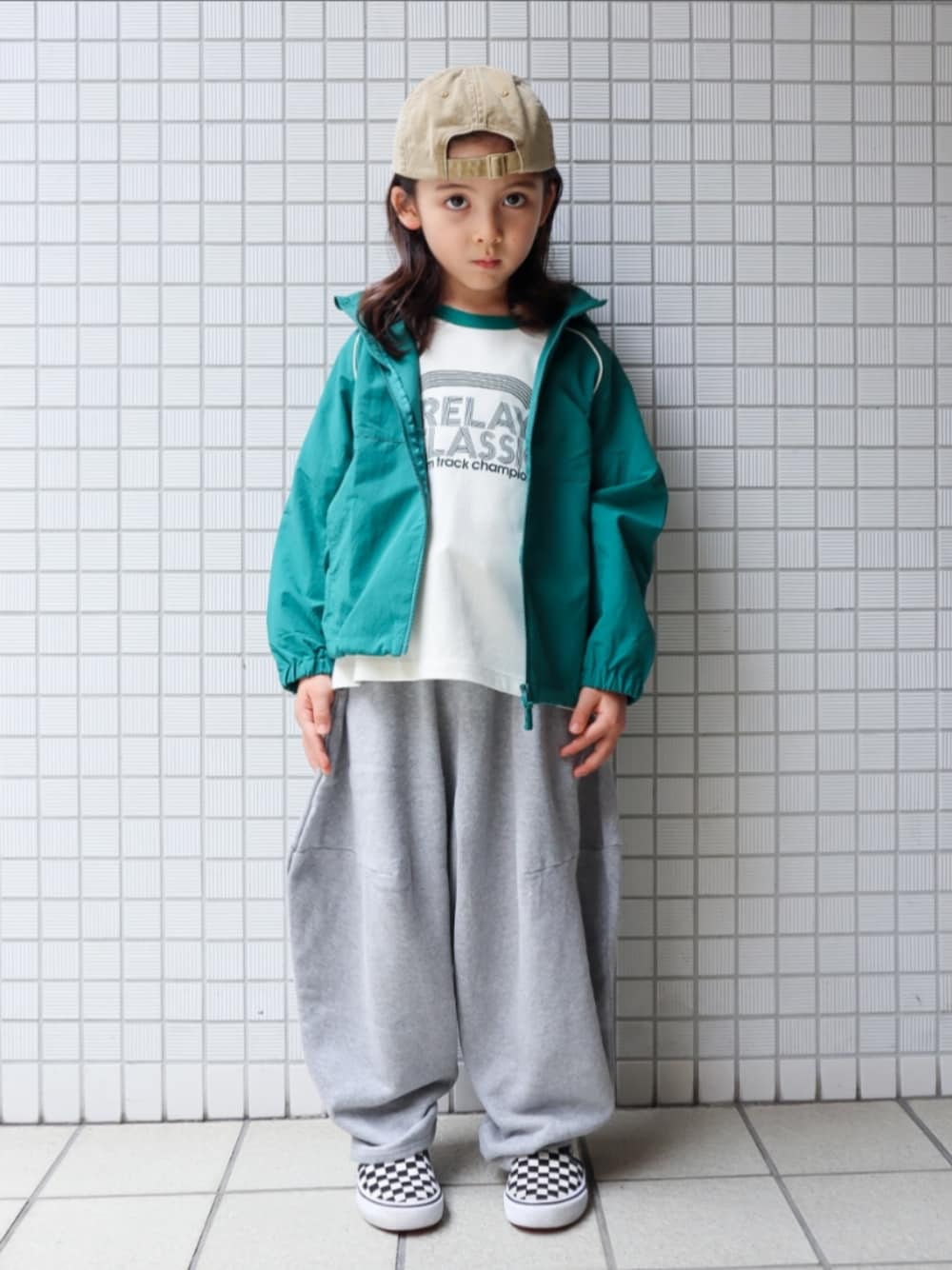 ブラック系のスニーカー、グレー系のスウェットパンツ、ホワイト系のTシャツ/カットソーを着用したキッズの春コーディネートの1枚目の写真