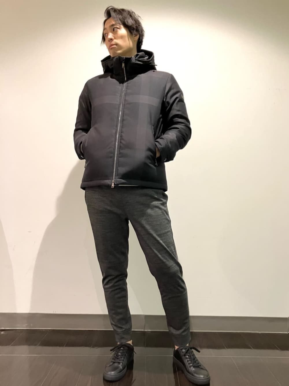 ブラック系のブルゾン、グレー系のその他パンツ、ブラック系のスニーカーを着用したメンズの冬コーディネートの1枚目の写真