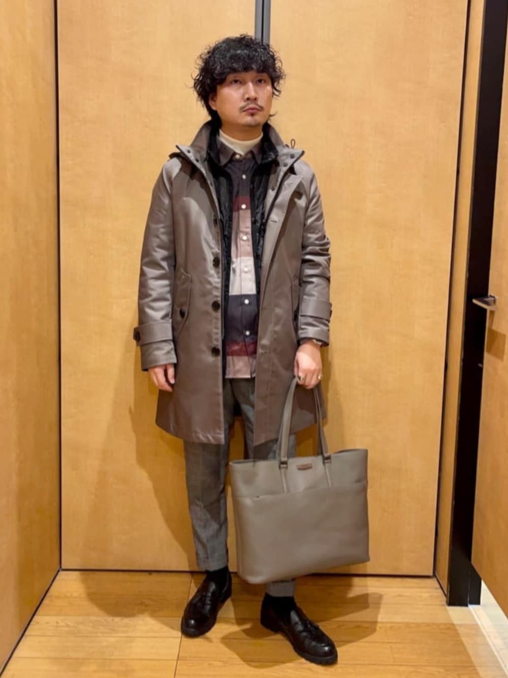 ベージュ系のシャツ/ブラウス、ベージュ系のブルゾン、ベージュ系のトートバッグを着用したメンズの秋コーディネートの1枚目の写真
