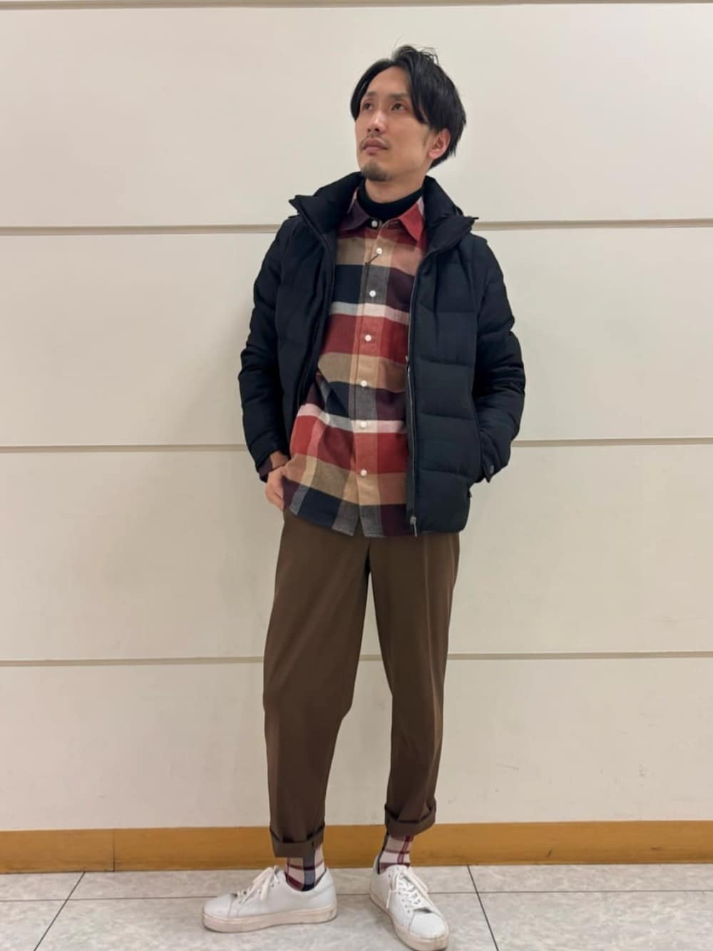 ブラック系のニット/セーター、ブラック系のブルゾン、レッド系のシャツ/ブラウスを着用したメンズの冬コーディネートの1枚目の写真