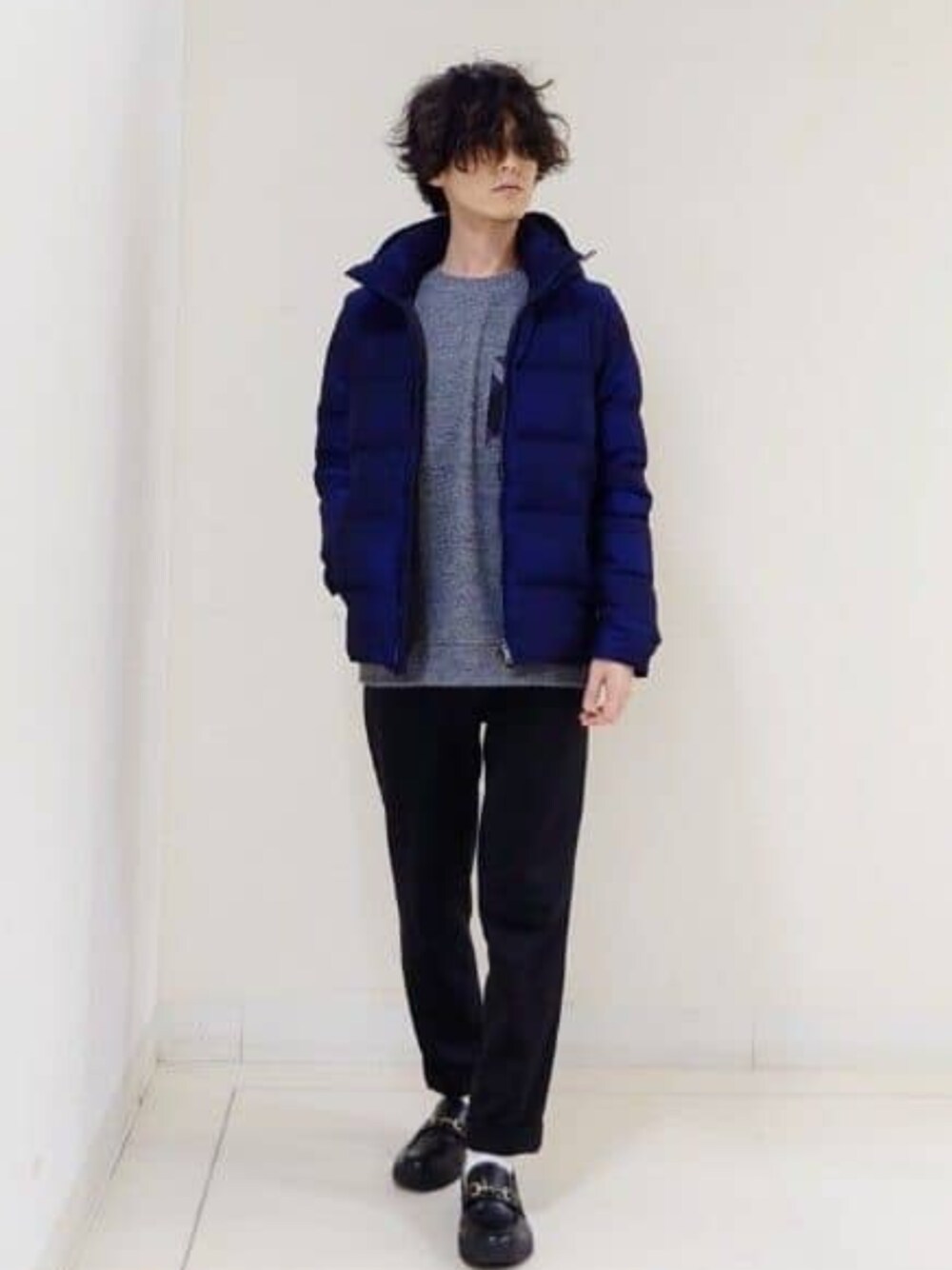 ブルー系のブルゾン、グレー系のTシャツ/カットソーを着用したメンズの冬コーディネートの1枚目の写真