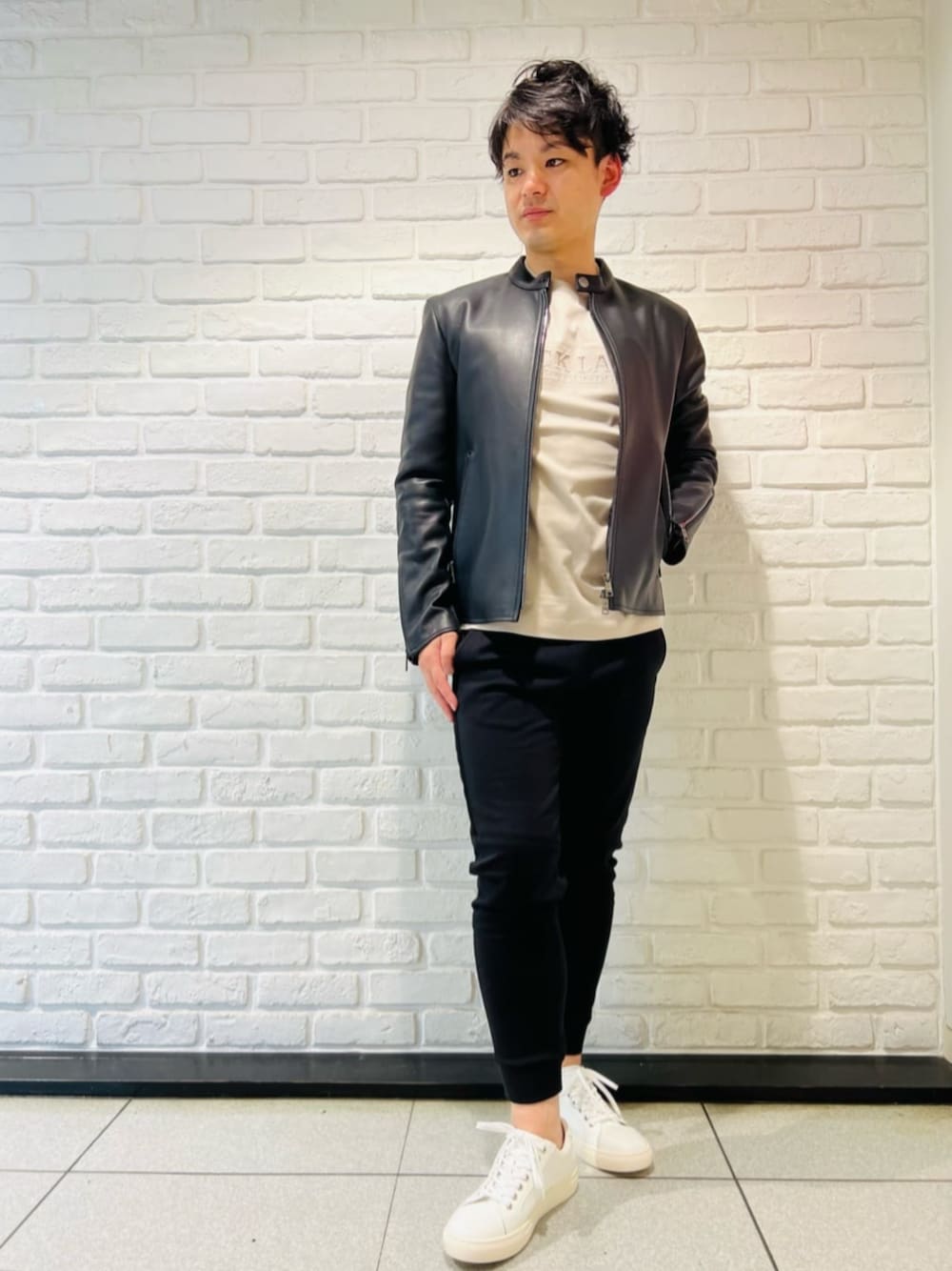 ブラック系のその他パンツ、ホワイト系のスニーカー、ブラック系のライダースジャケットを着用したメンズの冬コーディネートの1枚目の写真