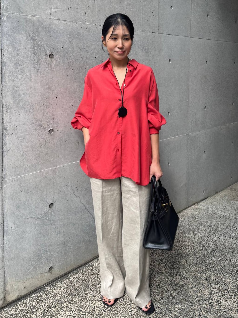 レッド系のシャツ/ブラウス、ホワイト系のスラックスを着用したレディースの春コーディネートの1枚目の写真