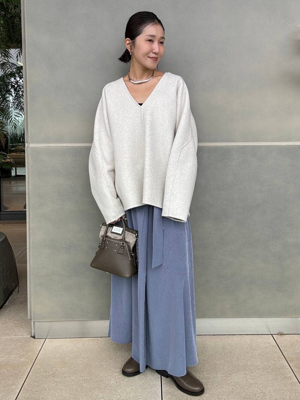 ホワイト系のその他トップス、ブルー系のスカートを着用したレディースの秋コーディネートの1枚目の写真