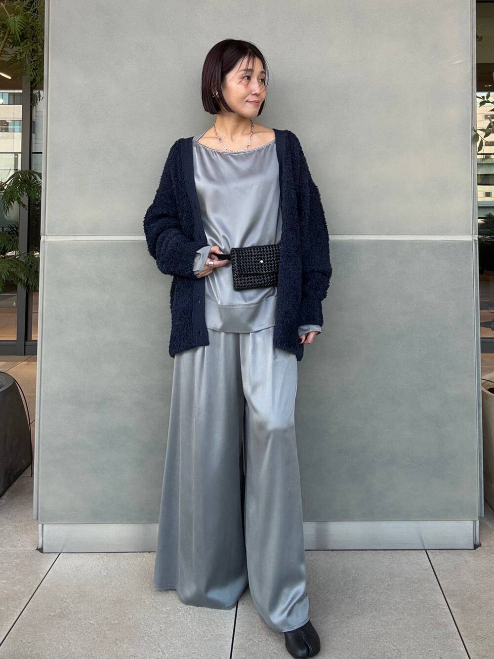 グレー系のその他パンツ、ブルー系のカーディガン/ボレロ、グレー系のノーカラーコートを着用したレディースの冬コーディネートの1枚目の写真
