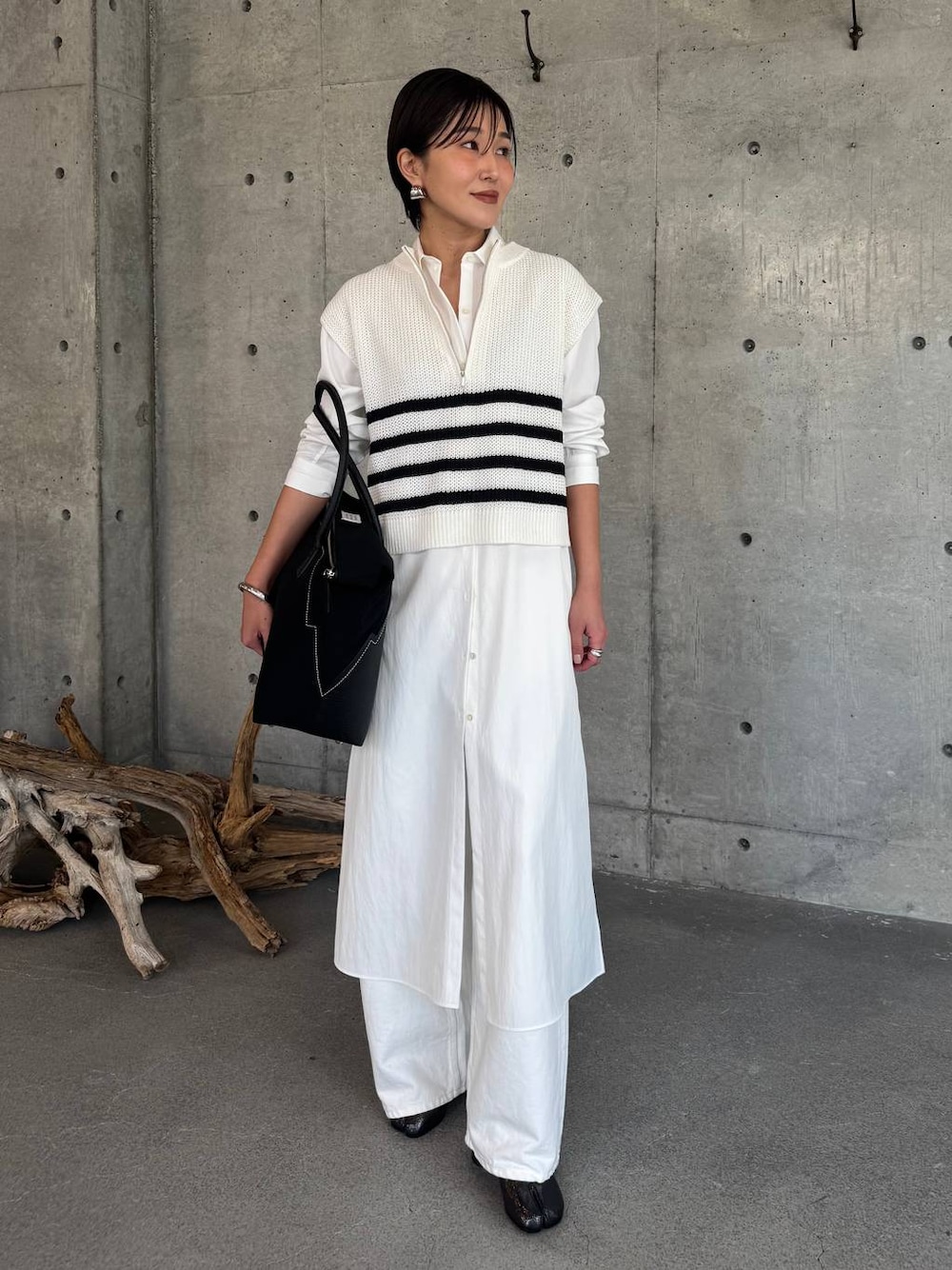 ホワイト系のデニムパンツ、ホワイト系のワンピース、その他のベストを着用したレディースの春コーディネートの1枚目の写真