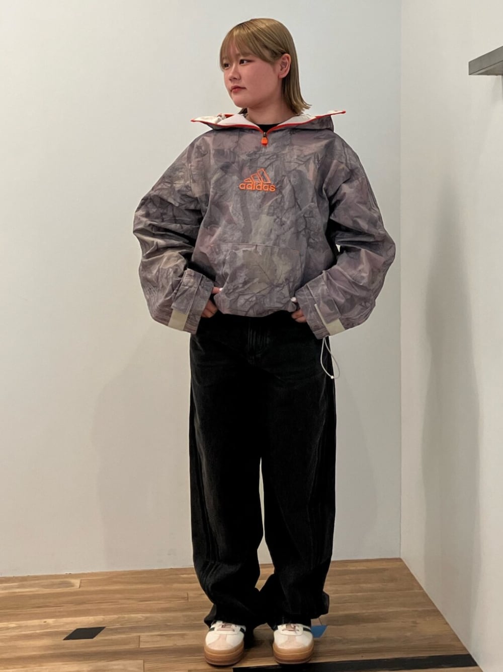 adidasのデニムパンツを使った「ハーフジップ」の人気