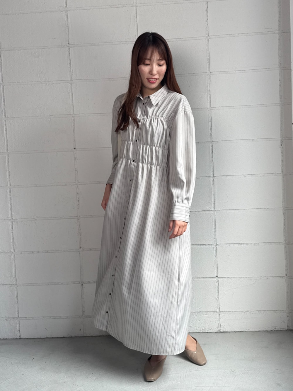 ホワイト系のシャツワンピースを着用したレディースの秋コーディネートの1枚目の写真