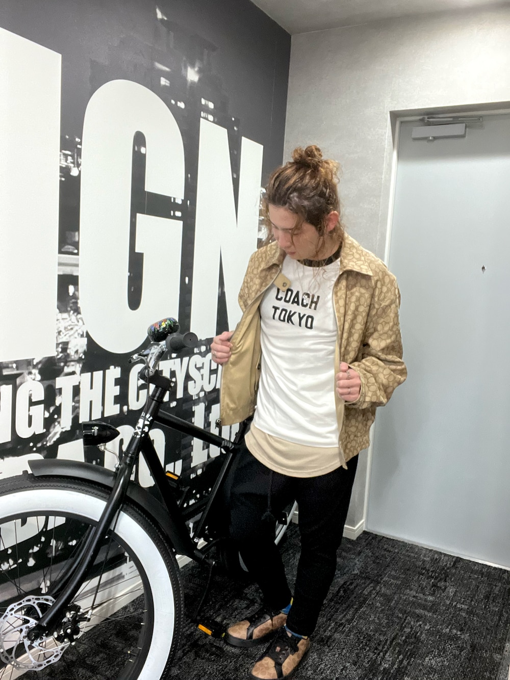 ベージュ系のスニーカー、ブラック系のその他パンツ、ホワイト系のTシャツ/カットソーを着用したメンズの秋コーディネートの1枚目の写真