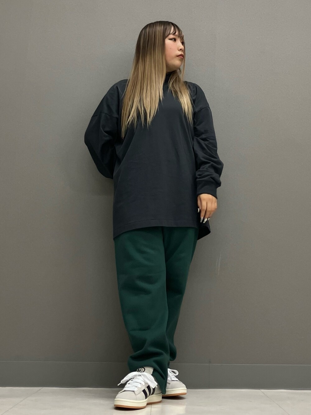 「スウェットパンツ、スニーカー、adidas、長袖シャツ、アディダス、バスケットボール、adidas originals、アディダスオリジナルス、キャンパス」｜「adidasのアディダス バスケットボール 001 スウェットパンツ（パンツ、グリーン系）」を使った、SMさん（レディース・157cm）の秋コーディネートの1枚目の写真