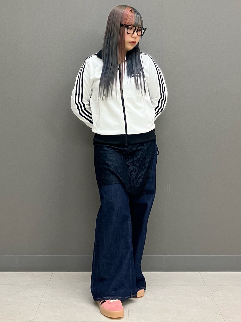 「adidas、ジャージ、adidas originals、トラックジャケット、厚底スニーカー、サンバ、ベッケンバウアー、トラックトップ、アディカラー、SAMBAE」｜「adidasのベッケンバウアー トラックトップ / アディダスオリジナルス adidas Originals（その他アウター、ホワイト系）」を使った、SMさん（レディース・157cm）の冬コーディネートの1枚目の写真
