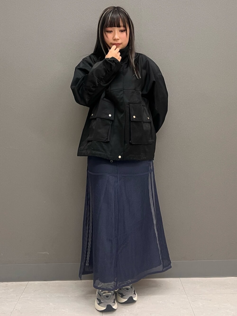 「アディダス、アディダス(adidas)、adidas、スカート、スカートスタイル、スカートコーデ、スカート×スニーカー、パフォーマンス」｜「adidasのLUXFLOW カジュアル ウーブンジャケット（ナイロンジャケット、ブラック系）」を使った、SMさん（レディース・157cm）の春コーディネートの1枚目の写真