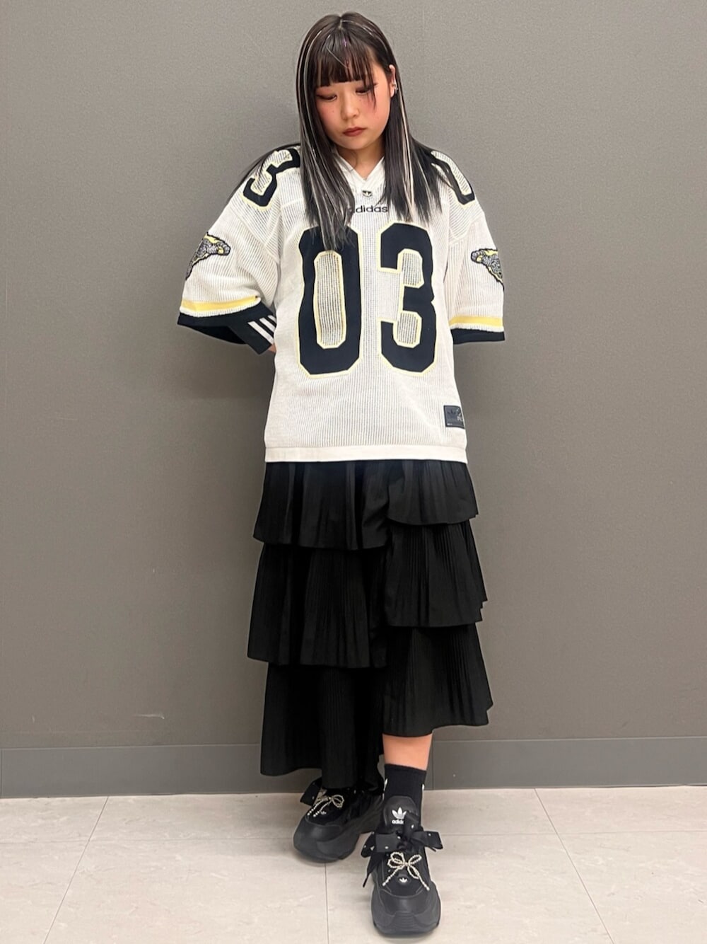 「adidas、adidas originals、アディダス、アディダスオリジナルス、アディダス(adidas)、アディダススニーカー、アディダスコーデ、厚底シューズ、厚底スニーカー、オーバーサイズ」｜「adidasのオズガイア / Ozgaia（スニーカー、ブラック系）」を使った、SMさん（レディース・157cm）の春コーディネートの1枚目の写真