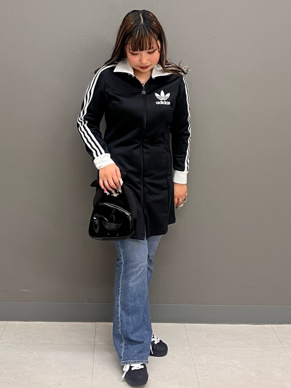 「スニーカー、ワンピース、adidas、アディダス、adidas originals、アディダスオリジナルス、スーパースター、ハンドバック、スリーストライプス、アディカラー」｜「adidasのアディカラー スリーストライプス トラックトップ ワンピース（ワンピース/ドレス、ブラック系）」を使った、SMさん（レディース・157cm）の春コーディネートの1枚目の写真