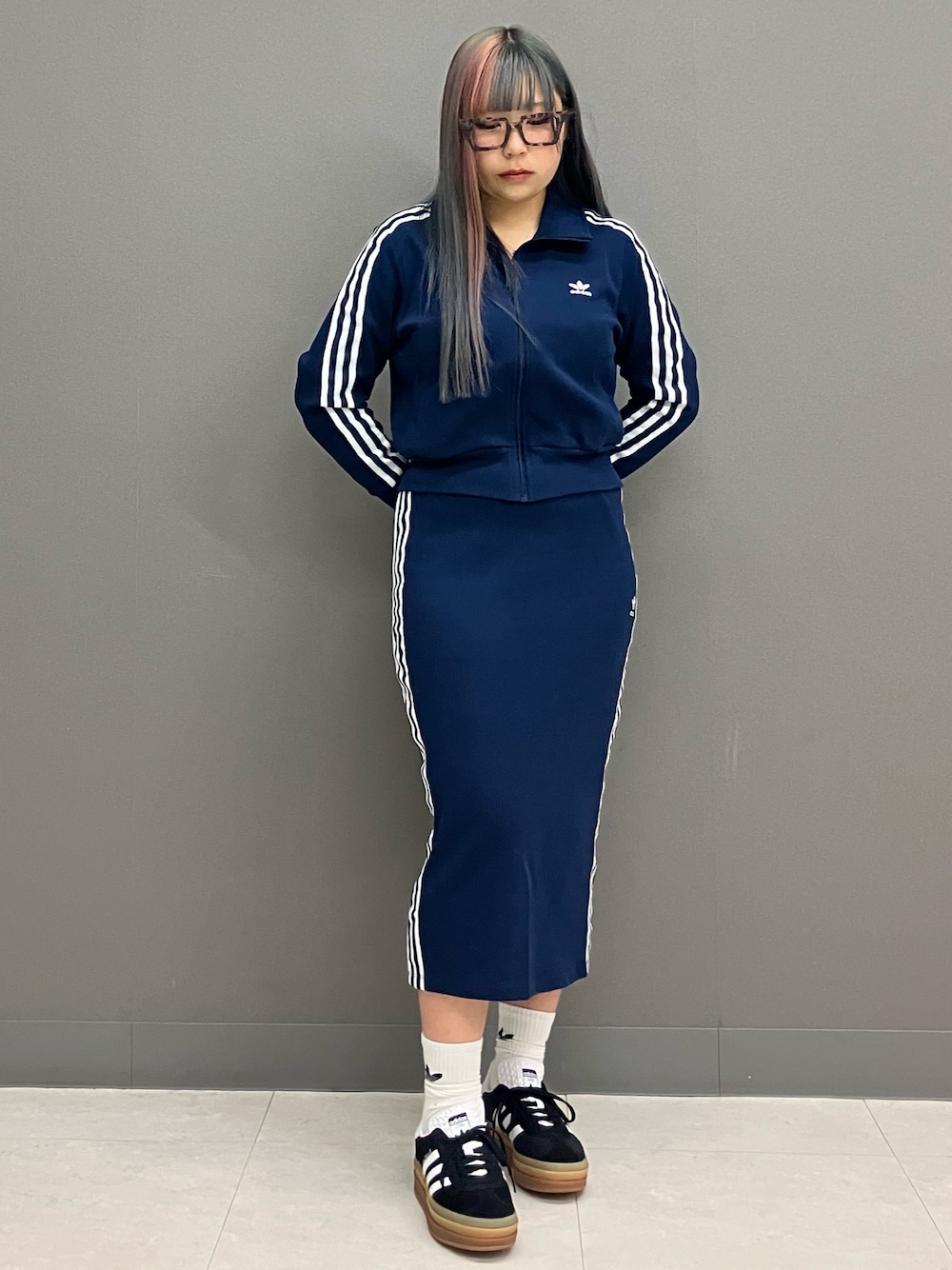 「スカート、ネイビー、adidas、アディダス、厚底シューズ、adidas originals、アディダスオリジナルス、gazelle、ガゼル」｜「adidasのニットスカート / アディダスオリジナルス adidas Originals（スカート、ブルー系）」を使った、SMさん（レディース・157cm）の冬コーディネートの1枚目の写真