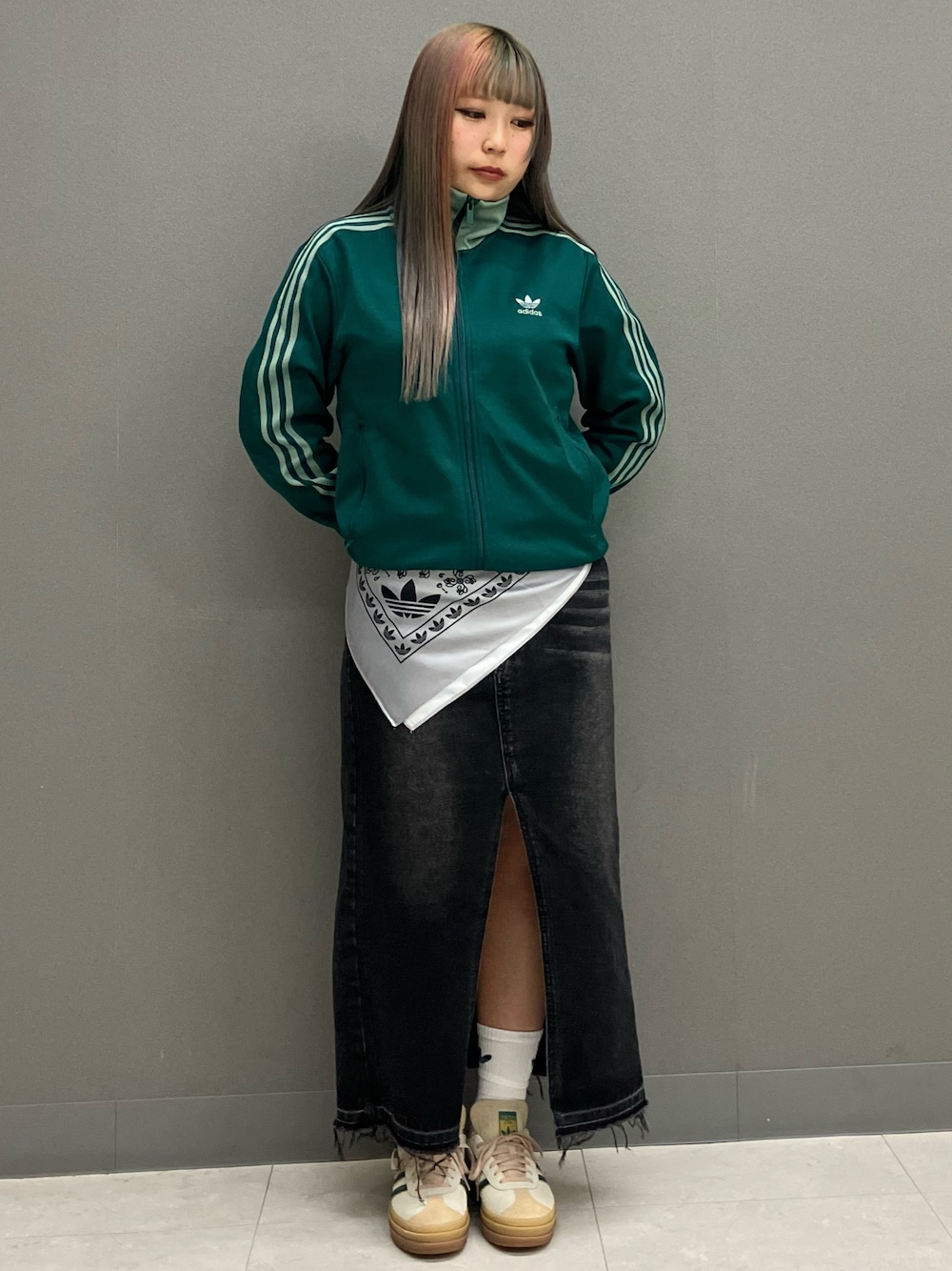 「adidas、ジャージ、アディダス、adidas originals、トラックジャケット、厚底スニーカー、ベッケンバウアー、トラックトップ、アディカラー、ガゼル」｜「adidasのトレフォイル クッション クルーソックス 3足組 / アディダスオリジナルス adidas Originals（ソックス/靴下、ホワイト系）」を使った、SMさん（レディース・157cm）の冬コーディネートの1枚目の写真