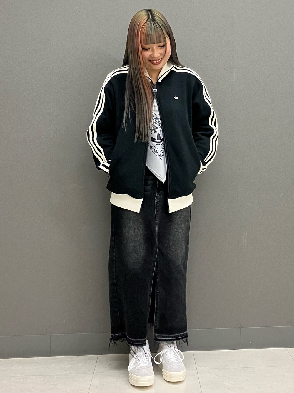 「スニーカー、adidas、ジャージ、アディダス、adidas originals、トラックジャケット、厚底スニーカー、アディダスオリジナルス、トラックトップ、ガゼル」｜「adidasのプレミアム トラックトップ（ジャージ） / ジャージ / アディダスオリジナルス adidas Originals（ナイロンジャケット、ブラック系）」を使った、SMさん（レディース・157cm）の冬コーディネートの1枚目の写真