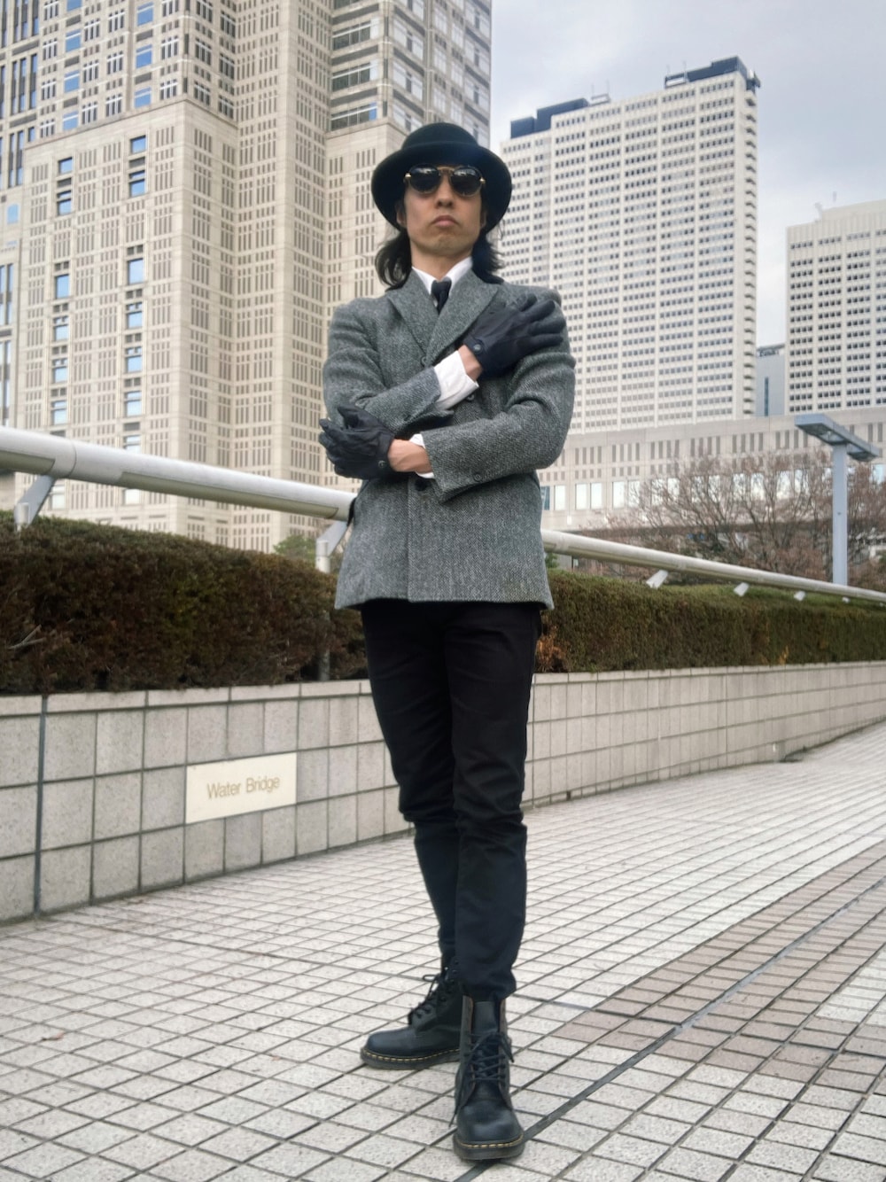 「大人コーデ、メンズファッション、冬、ハット、サングラス、ブーツ、ドクターマーチン、リーツテイラーザズー」｜「DENTSのアイテム（手袋、ブラック系）」を使った、りょうさん（メンズ・175cm）の冬コーディネートの1枚目の写真