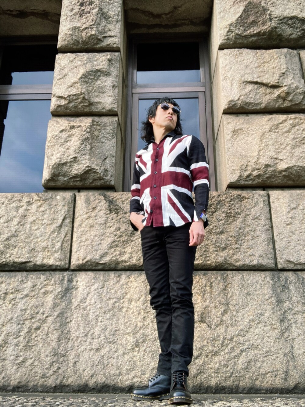 「ユニオンジャック、ブーツ、秋服コーデ、サングラス、おしゃれさんと繋がりたい、おじさんだって服が好き、フォローしていただけたら嬉しいです♡」｜「Dr. Martensのアイテム（ブーツ、ブラック系）」を使った、りょうさん（メンズ・175cm）の秋コーディネートの1枚目の写真