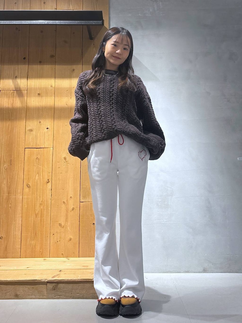 ブラウン系のブーツ、ブラウン系のニット/セーター、ベージュ系のその他パンツを着用したレディースの冬コーディネートの1枚目の写真