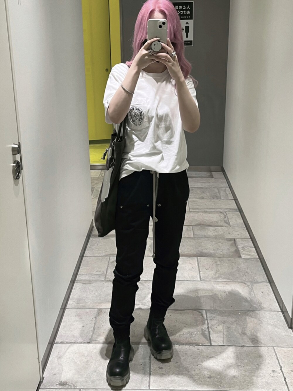 「Chrome Hearts、RICK OWENS」｜「Rick Owensのアイテム（ブーツ、ブラック系）」を使った、Ｒ Ｅ Ｎさん（レディース・156cm）の秋コーディネートの1枚目の写真