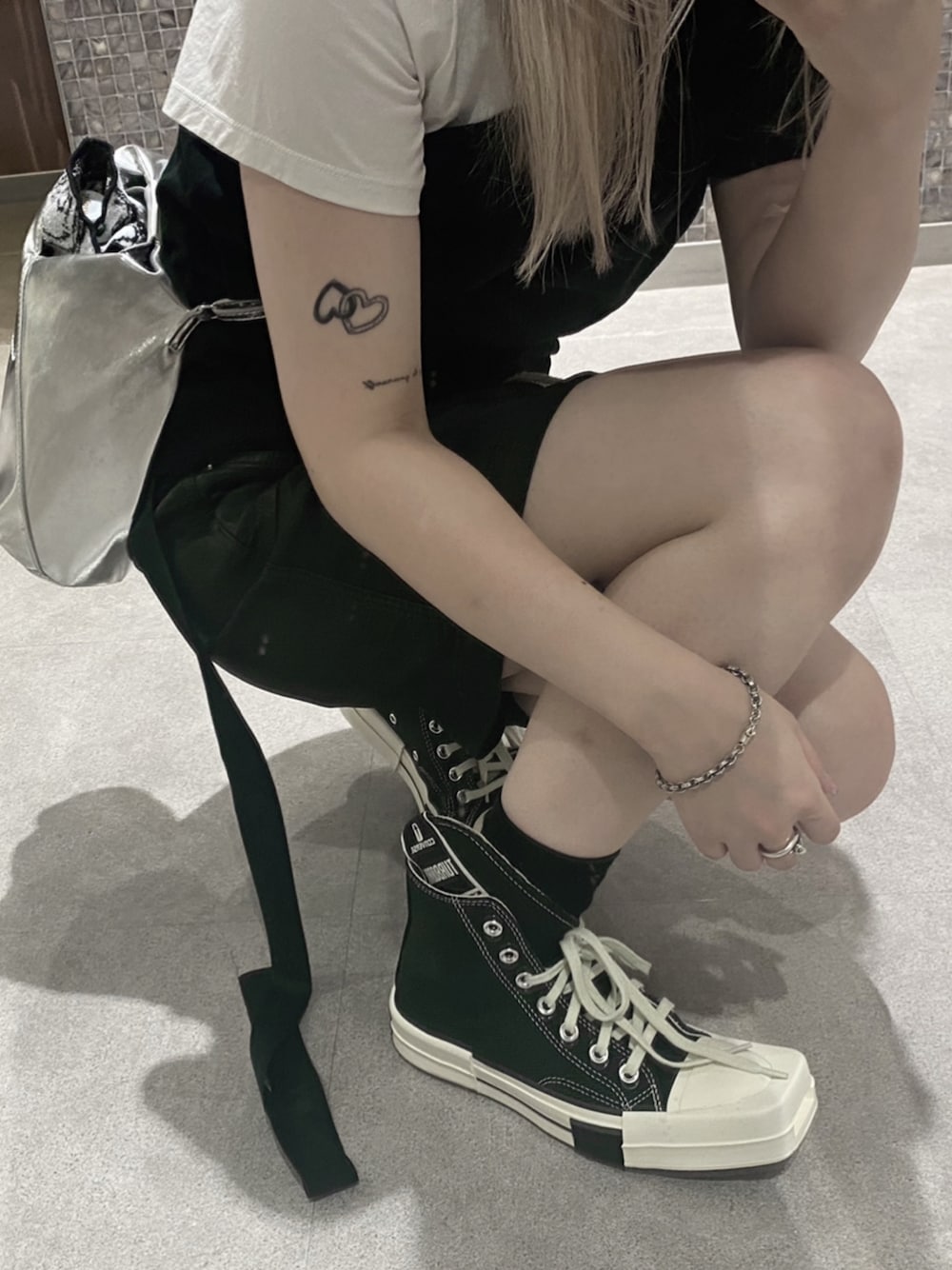 「RICK OWENS、drkshdw、MM6、Chrome Hearts」｜「DRKSHDWのアイテム（スカート、ブラック系）」を使った、Ｒ Ｅ Ｎさん（レディース・156cm）の夏コーディネートの1枚目の写真