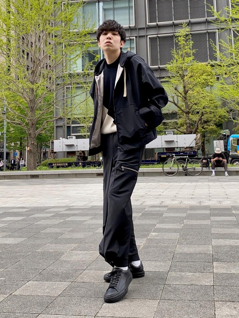 ブラック系のニット/セーター、ブラック系のマウンテンパーカー、ブラック系のカーゴパンツを着用したメンズの春コーディネートの1枚目の写真
