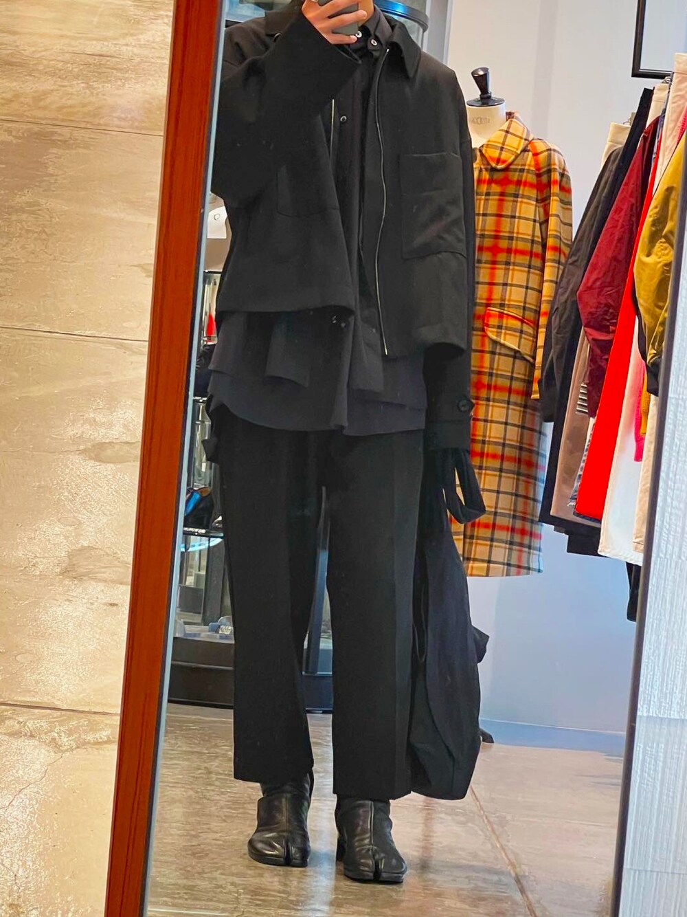 「秋コーデ、モード、Maison Margiela、stein、足袋ブーツ、ビッグシルエット、プチプラ、大学生、オーバーサイズ」｜「INTER FACTORYのWEARISTA JUN × INTER FACTORY　T/Sタックワイドパンツ（スラックス、ブラック系）」を使った、はなださん（メンズ・172cm）の秋コーディネートの1枚目の写真