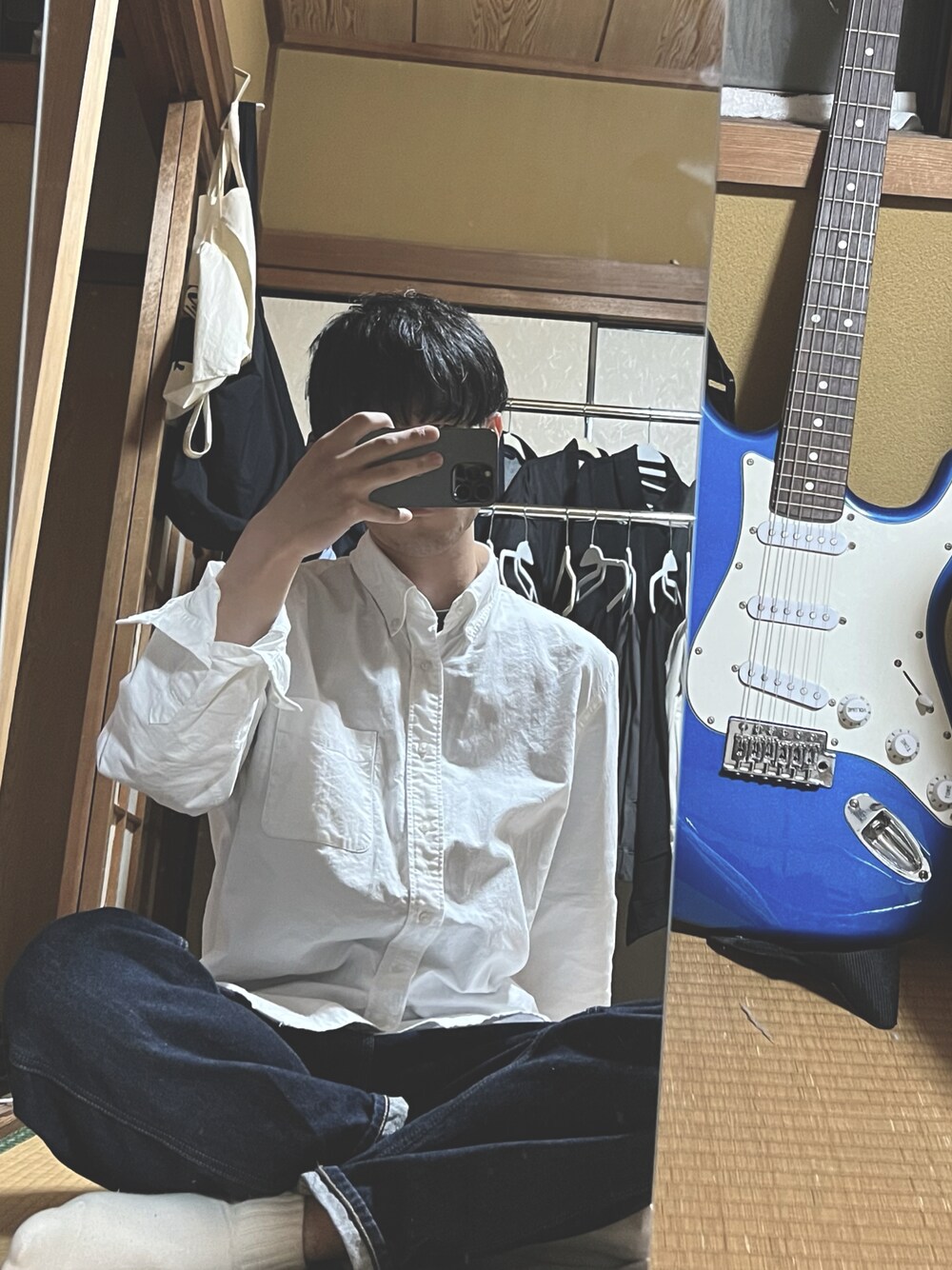 「wearhalloween2021、シンプルスタイル、オーバーサイズ、デニム、UNIQLO U、カジュアルコーデ、きれいめカジュアル」｜「UNIQLOのオックスフォードシャツ（ボタンダウン・長袖）（シャツ/ブラウス、ホワイト系）」を使った、はなださん（メンズ・172cm）の秋コーディネートの1枚目の写真