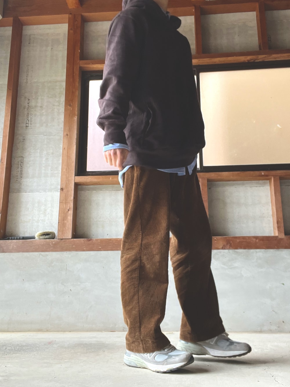「オーバーサイズ、秋のコーデ、newbalance993、UNIQLO U、大学生、ビッグシルエット、URBAN RESEARCH、水色、茶色、カジュアル」｜「URBAN RESEARCHのアイテム（パンツ、ブラウン系）」を使った、はなださん（メンズ・172cm）の秋コーディネートの1枚目の写真