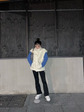 「アイテム（ダウンベスト、ホワイト系）」を使った、muroさん（レディース・163cm）の秋コーディネート