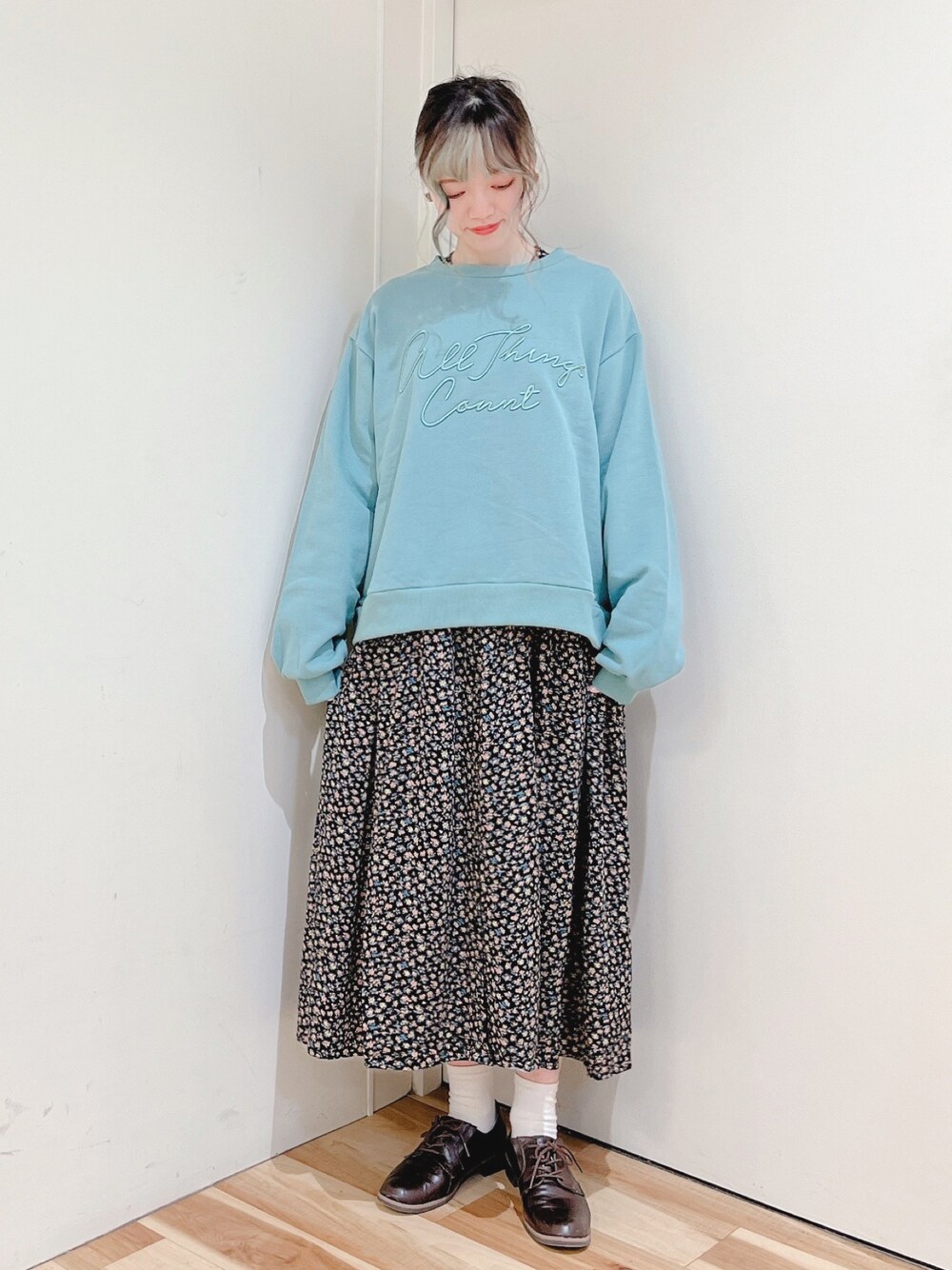 ブラック系のワンピース、グリーン系のスウェットを着用したレディースの冬コーディネートの1枚目の写真