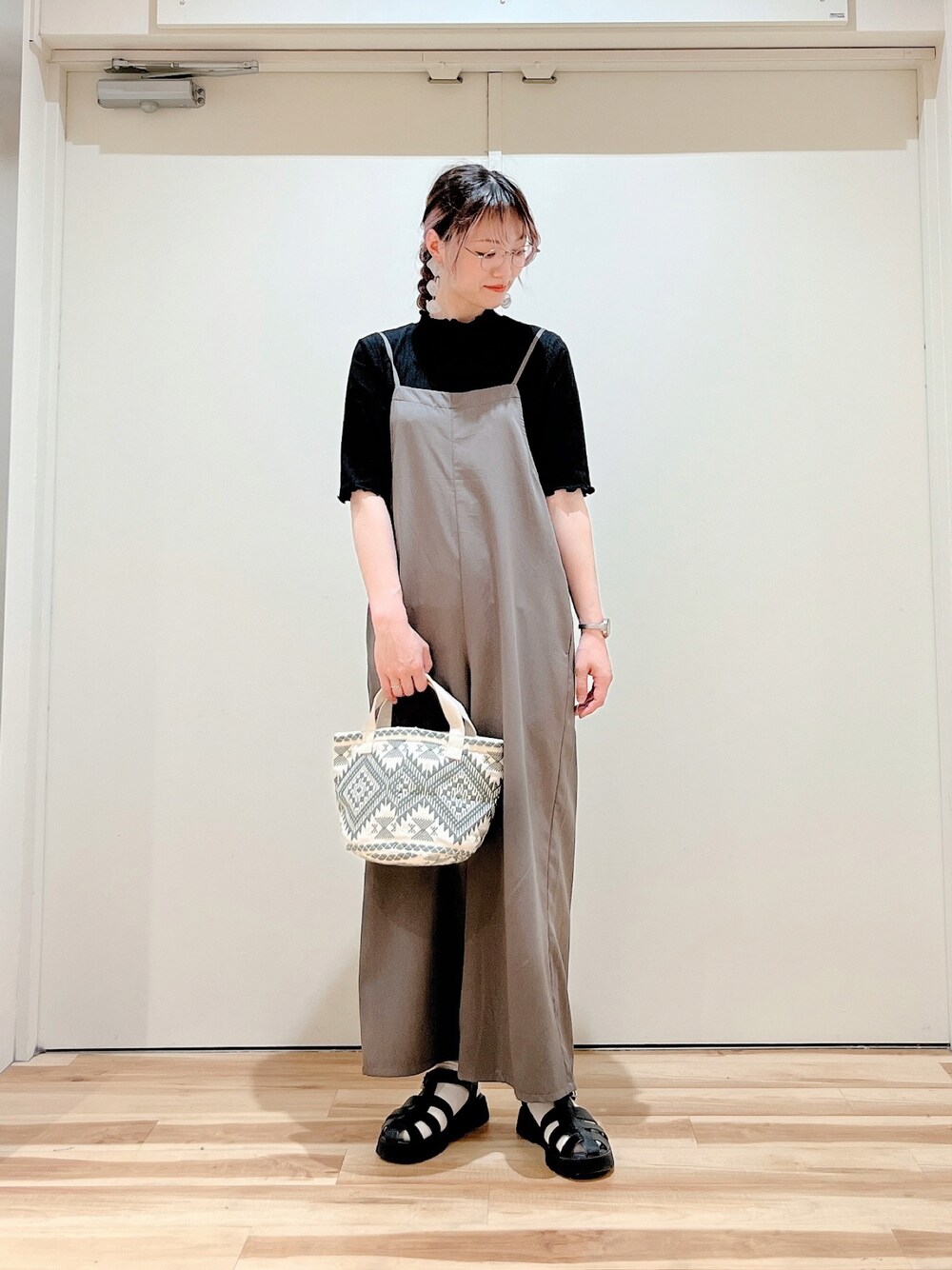 「SM2、Samansa Mos2 blue、サマンサモスモスブルー、キャミサロペット、サロペット、ゆるコーデ、リラックススタイル、キレイめ、夏コーデ、グルカサンダル」｜「Samansa Mos2 blueのエスニカンバッグM（トートバッグ、グレー系）」を使った、miki.mさん（レディース・165cm）の春コーディネートの1枚目の写真
