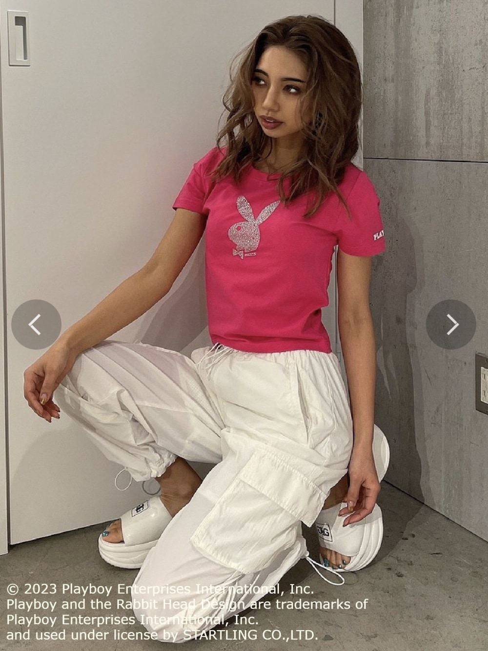 ピンク系のTシャツ/カットソー、ホワイト系のカーゴパンツを着用したレディースの夏コーディネートの1枚目の写真