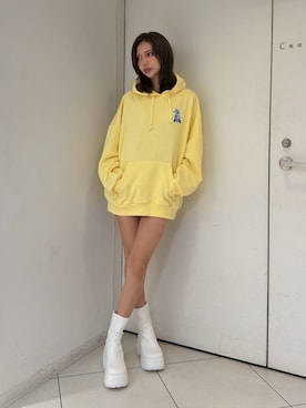 「GYDA（ジェイダ）のMOCK PLAYFUL BUNNY BIGスウェットパーカー（パーカー、イエロー系）」を使った、HARUKIさん（レディース・158cm）の秋コーディネート