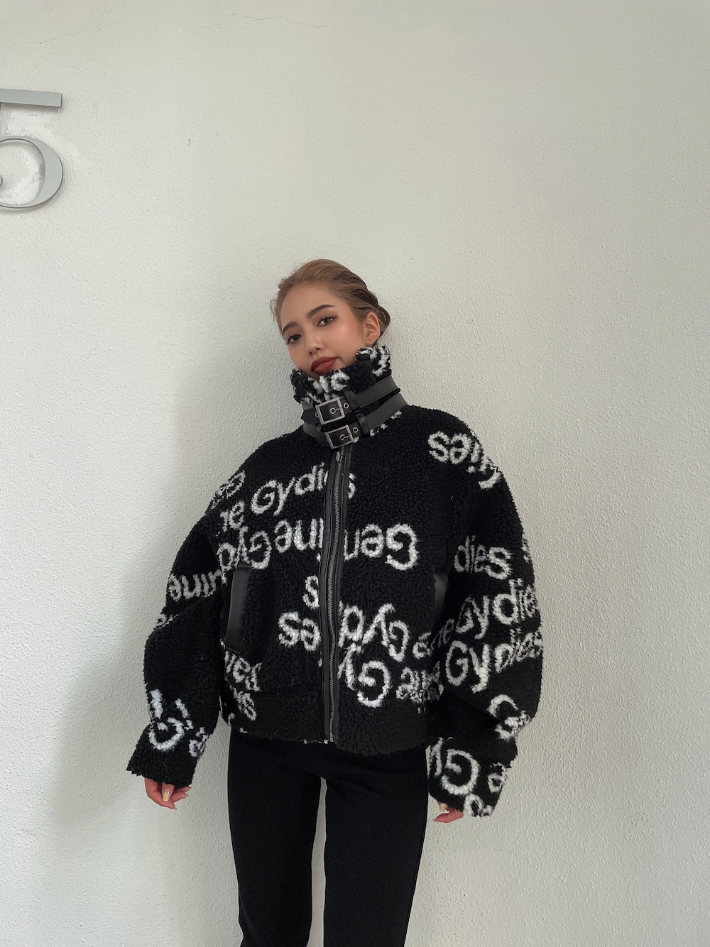 ブラック系のブルゾンを着用したレディースの秋コーディネートの1枚目の写真