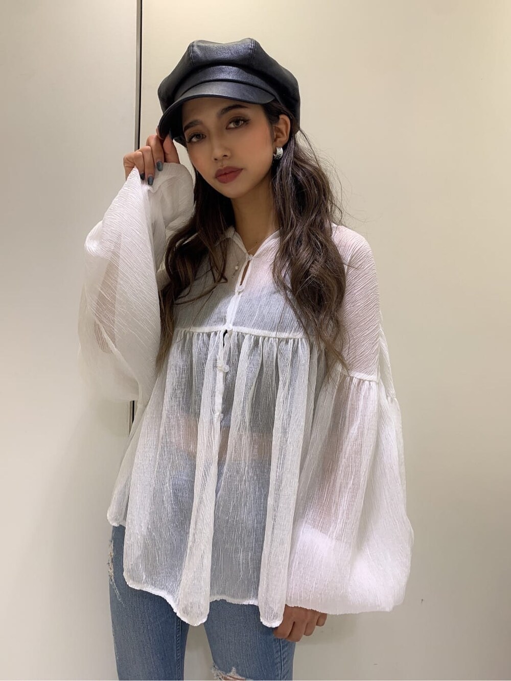 ブラック系のキャミソール、ホワイト系のシャツ/ブラウス、ホワイト系のサンダルを着用したレディースの夏コーディネートの1枚目の写真