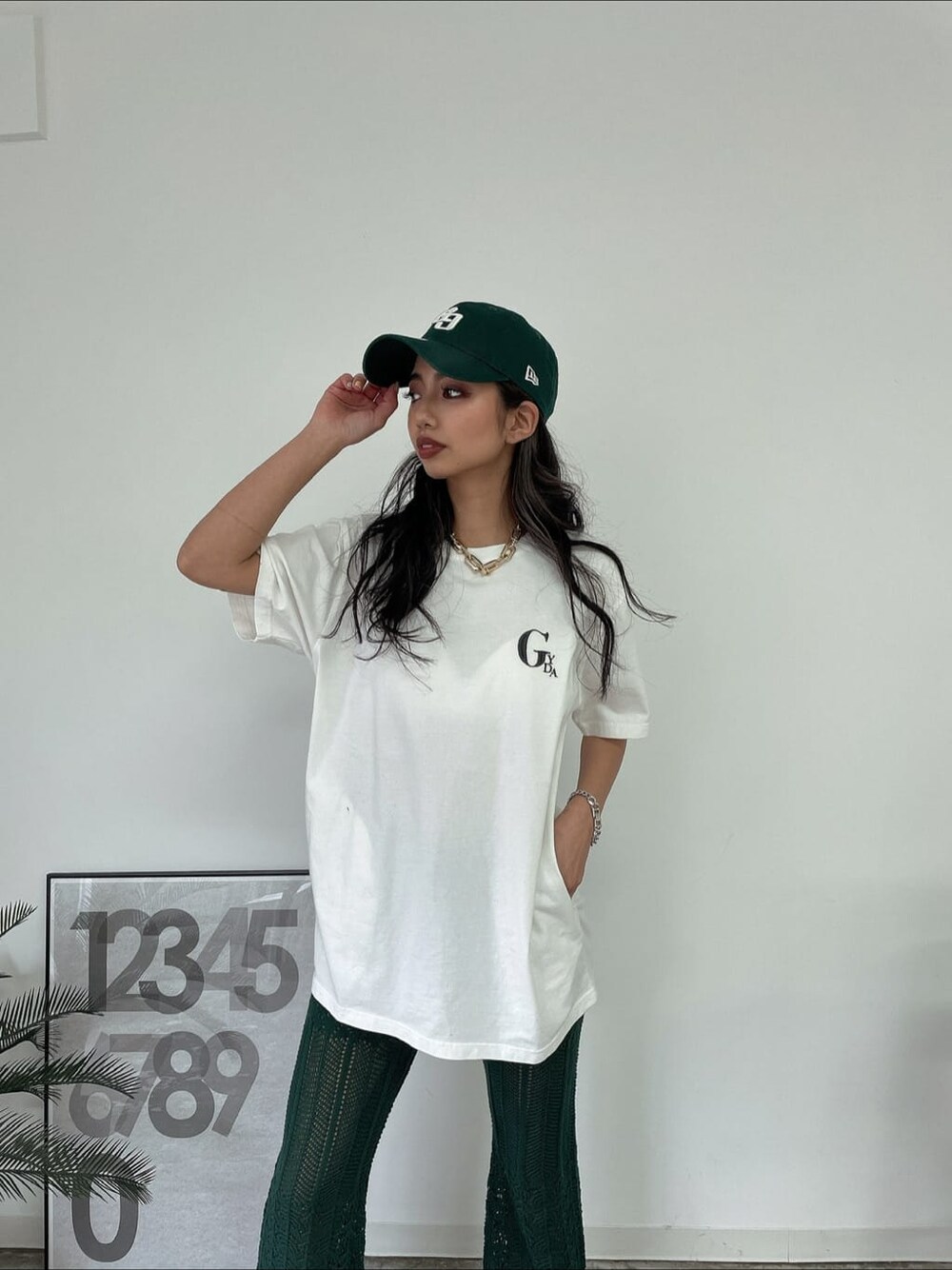 ホワイト系のパンプス、グリーン系のその他パンツ、ホワイト系のTシャツ/カットソーを着用したレディースの夏コーディネートの1枚目の写真
